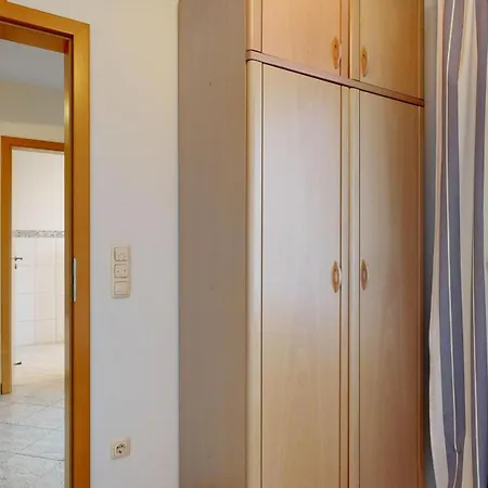 別荘 Strandnahes Mit Terrasse, Strandamsel, ビンツ