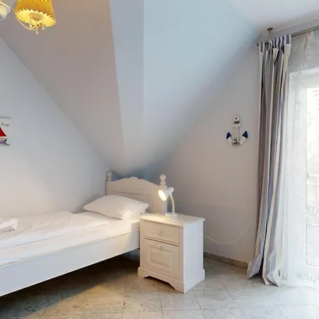 Strandnahes Mit Terrasse, Strandamsel, * Binz